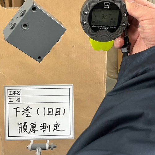 分配弁部品の下塗1回目の膜厚測定。実測92.7μm