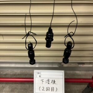 分配弁の付属部品、下塗2回目を終えた継手類