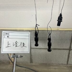 分配弁の付属部品、上塗を終えた継手類