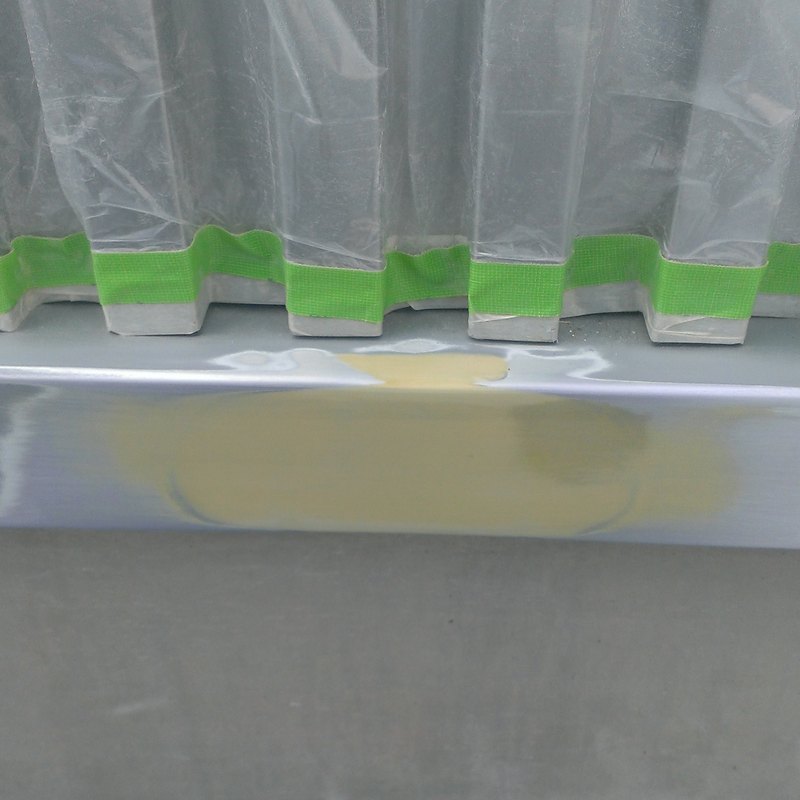 施工中の下部パネル。上のKスパンをビニールで養生し、打痕の部分にパテを付けて面を平らに戻したところ