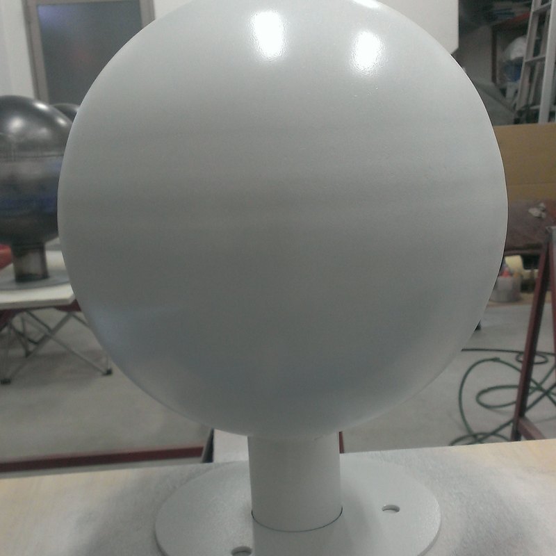 施工中の装飾球（スチール製）を近くから見た状態。金色の仕上げに入る前の段階の白い球面