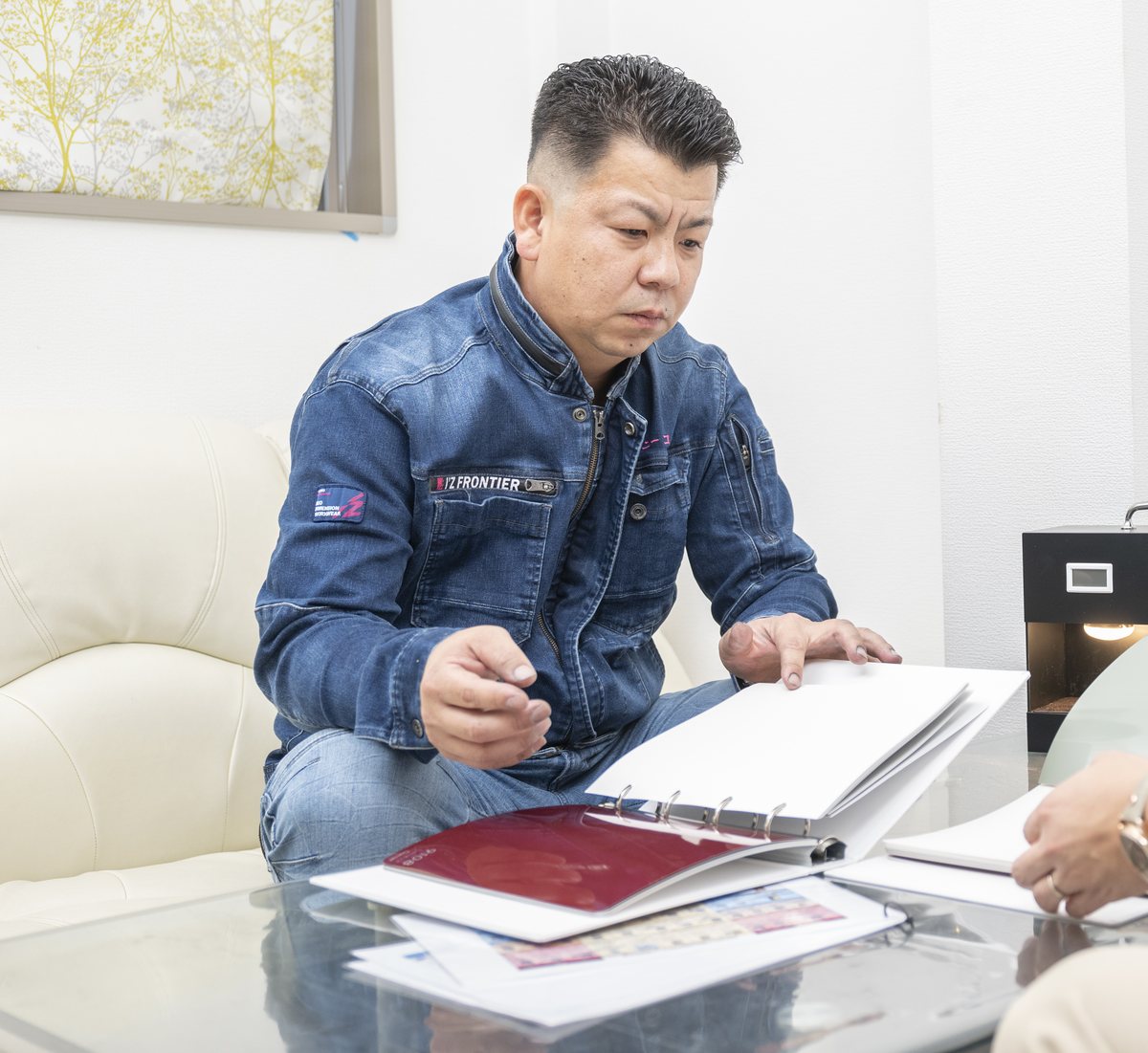 補修塗装の色合わせの打ち合わせ|色見本や資料を見ながら仕上がりを確認する様子