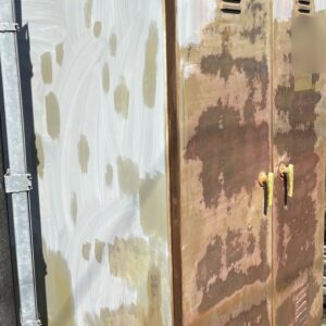 施工中、屋外キュービクルの錆腐食面に補修を施し、表面がまだらになっている段階