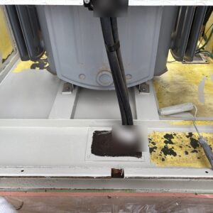 施工中、屋外キュービクル内部の床面に黄色の塗膜が入り、塗り重ねている途中の段階