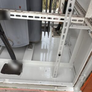 キュービクルの耐薬品塗装の仕上がり、内部の床面と縦の架台を艶のあるグレーで仕上げた状態